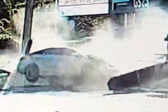 버스정류장 덮친 승용차. 독자 제공 CCTV 영상 캡처. 연합뉴스