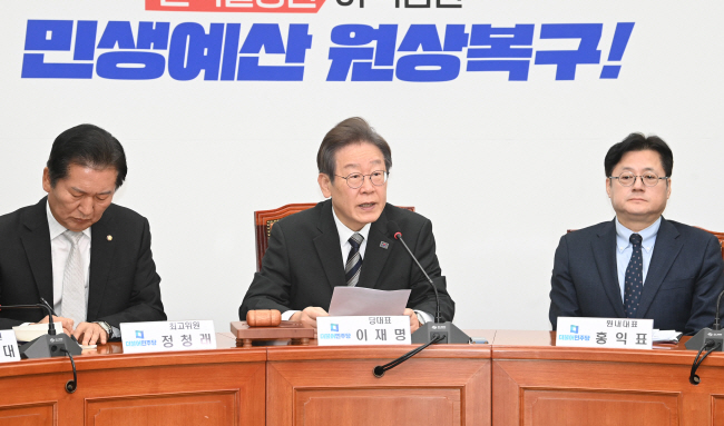 이재명(가운데) 더불어민주당 대표가 24일 오전 국회에서 열린 최고위원회의에 참석해 발언하고 있다. 왼쪽부터 정청래 최고위원, 이 대표, 홍익표 원내대표.  김동훈 기자