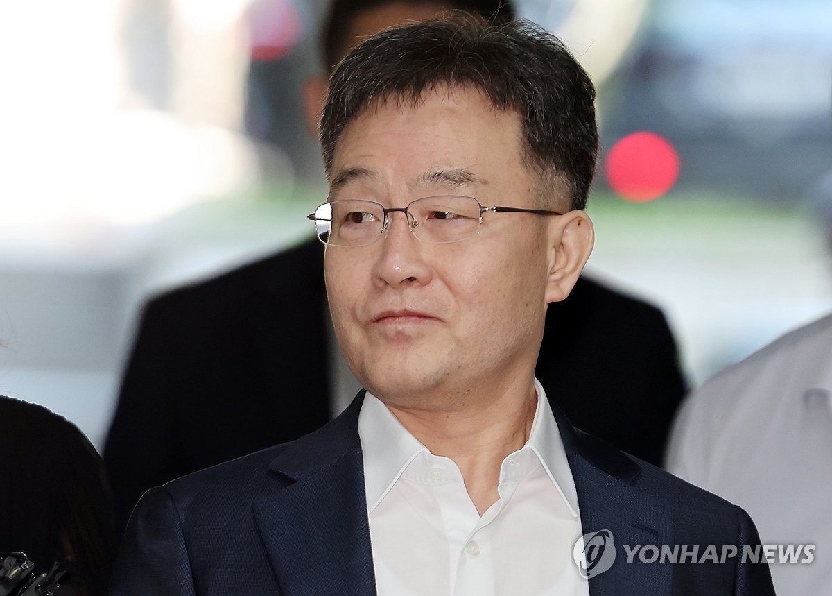 (서울=연합뉴스) 화천대유자산관리 대주주 김만배 씨가 8일 오전 ‘대장동 일당’의 이해충돌방지법 위반 혐의 공판준비기일에 출석하기 위해 서울 서초구 서울중앙지법으로 들어가고 있다. 2023.9.8 pdj6635@yna.co.kr