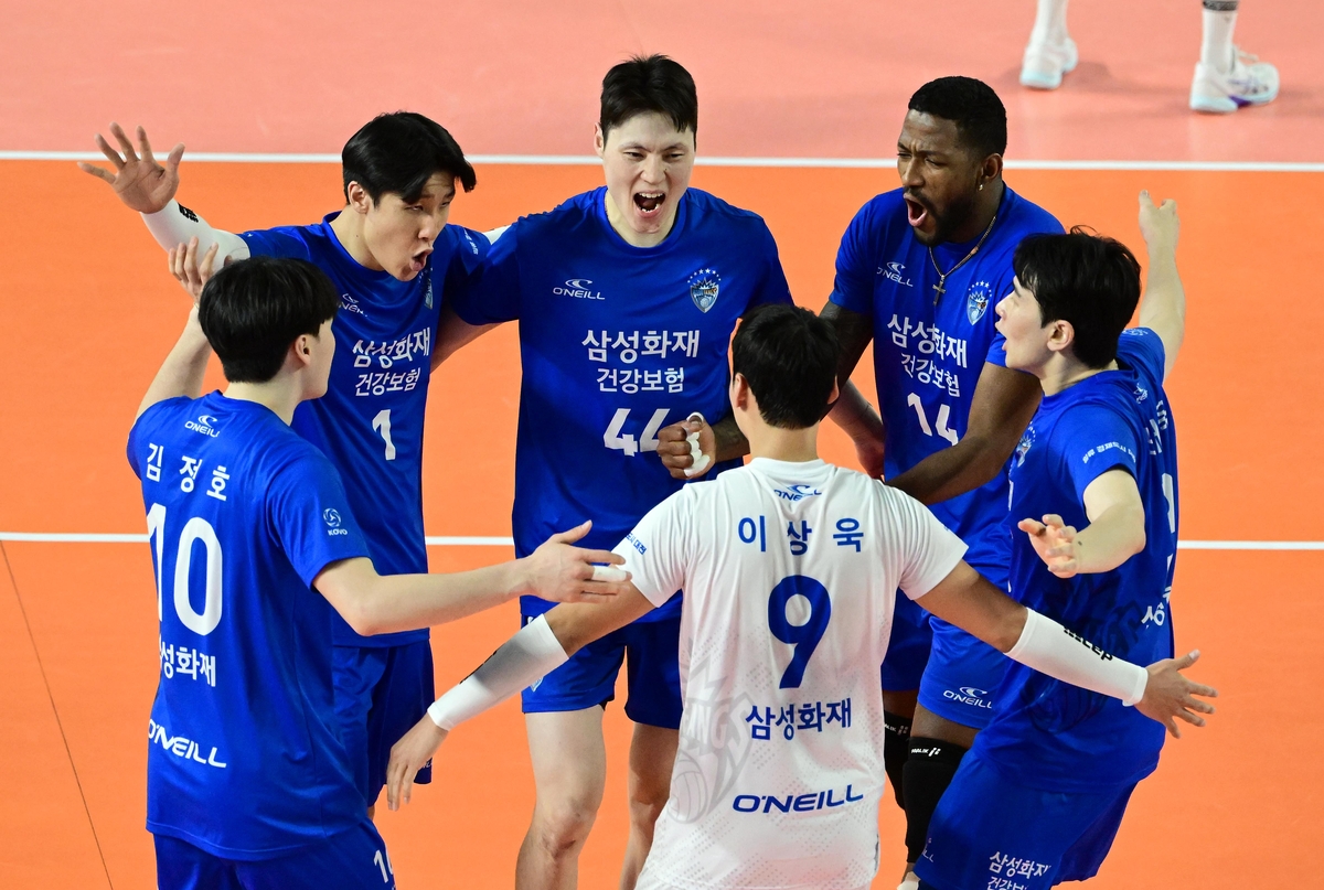 승리를 자축하는 삼성화재 선수들[한국배구연맹 제공. 재판매 및 DB 금지]