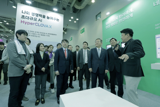 25일 부산 벡스코(BEXCO)에서 진행된 ‘2023 대한민국 정부 박람회’에 마련된 네이버 전시공간에 이상민(오른쪽 세 번째) 행정안전부 장관을 비롯한 관람객들이 방문해 네이버 관계자로부터 전시관 설명을 듣고 있다. 네이버 제공