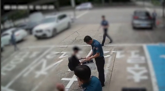 초등학교 4학년 학생이 1년간 모은 용돈으로 경찰에게 간식을 전해주고 있는 모습. 경찰청 유튜브 캡처