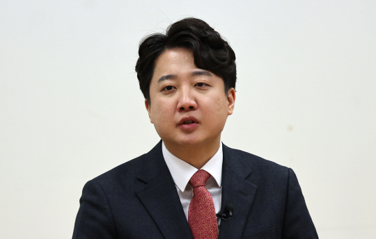 이준석 전 국민의힘 대표가 26일 대구 북구 엑스코 오디토리움에서 토크콘서트 하기에 앞서 취재진 질문에 답하고 있다. 뉴시스