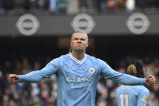 맨체스터시티의 엘링 홀란이 25일 밤(한국시간) 영국 맨체스터의 에티하드 스타디움에서 열린 EPL 홈경기에서 전반 27분 선제골을 넣은 후 세리머니를 펼치고 있다. AP뉴시스
