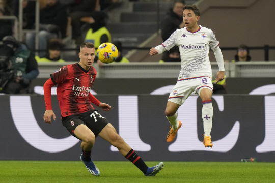 AC 밀란의 프란체스코 카마르다(왼쪽)가 26일(한국시간) 이탈리아 밀라노의 주세페 메아차 경기장에서 열린 세리에A 홈경기에서 공을 다투고 있다. AP뉴시스