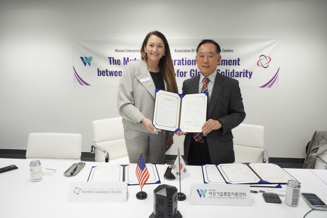 김태식(오른쪽) 여성기업종합지원센터 센터장과 코린 고블 미국 여성기업센터협회(AWBC) 대표가 지난달 19일 미국 워싱턴DC 비자 홍보관에서 양 기관 상호협력을 위한 업무협약(MOU)을 체결한 뒤 기념사진을 찍고 있다.  여성기업종합지원센터 제공