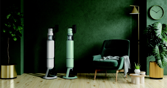 삼성전자의 ‘비스포크 제트’ 무선 청소기는 최대 280W의 강력한 흡입력과 함께 최장 100분(일반 모드 작동 기준)의 작동 시간을 자랑한다.  삼성전자 제공