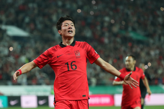 지난달 13일 오후 서울 마포구 서울월드컵경기장에서 열린 하나은행 초청 축구 국가대표 평가전 대한민국과 튀니지의 경기에서 한국 황의조가 골을 넣고 기뻐하고 있다. 뉴시스