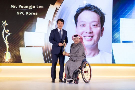 이영주 장애인사이클국가대표팀 감독(왼쪽)이 지난 25일(한국시간) 사우디아라비아 리야드에서 열린 2023 아시아패럴림픽위원회 시상식에서 우수지도자상을 받고 있다. 대한장애인체육회 제공