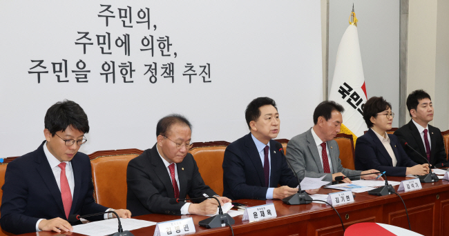 김기현(가운데) 국민의힘 대표가 27일 오전 국회에서 열린 최고위원회의에 참석해 발언하고 있다. 왼쪽부터 김병민 최고위원, 윤재옥 원내대표, 김 대표, 김석기·조수진 최고위원. 연합뉴스
