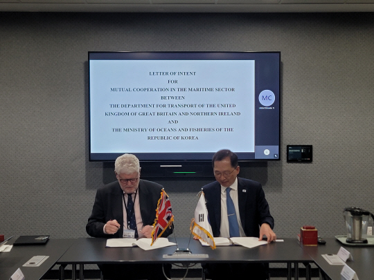 조승환(오른쪽) 해양수산부 장관은 27일 제33차 국제해사기구(IMO) 총회가 열리고 있는 영국 런던에서 영국 교통부와 한·영 해사 분야 상호협력 의향서를 체결했다. 해수부 제공