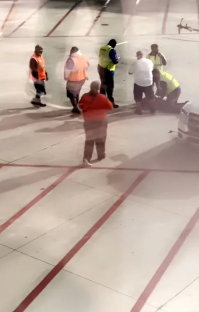 공항 직원들에게 저지당한 남성. CNN 캡처