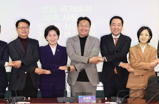 27일 서울 여의도 국회의원회관에서 열린 정치유니온 ‘세 번째 권력’ 비전 발표회에서 참석자들이 기념촬영을 하고 있다. 왼쪽부터 정태근 당신과함께 대표, 양향자 한국의희망 대표, 조성주 세번째권력 공동운영위원장, 금태섭 새로운선택 창당준비위원회 대표, 류호정 정의당 의원. 연합뉴스