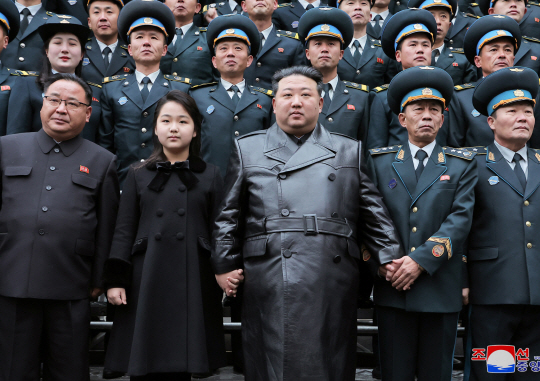 김정은 북한 국무위원장이 지난 23일 정찰위성발사성공에 공헌 한 국가항공우주기술총국의 과학자, 기술자들과 기념사진을 찍었다고 조선중앙통신이 24일 보도했다. 김 위원장 바로 옆에 딸 주애가 손을 잡고 서 있다. 연합뉴스