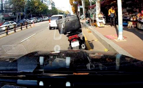 차량 블랙박스에 찍힌 절도 용의자 오토바이. 연합뉴스(온라인 커뮤니티 캡처)