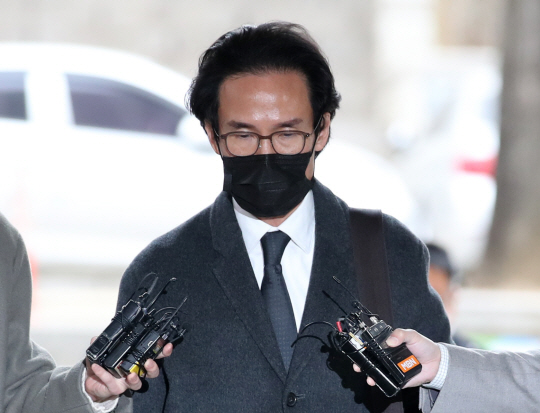 조현범 한국타이어앤테크놀로지 회장이 지난 3월 서울 서초구 서울중앙지법에서 열린 구속영장실질심사에 출석하고 있다. 뉴시스