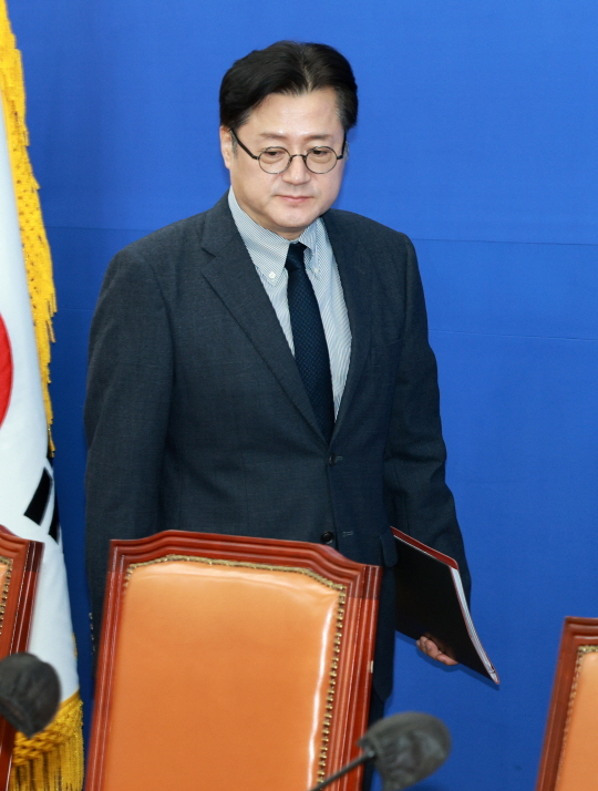 홍익표 더불어민주당 원내대표가 28일 오전 서울 여의도 국회에서 열린 원내대책회의에 참석하고 있다. 뉴시스