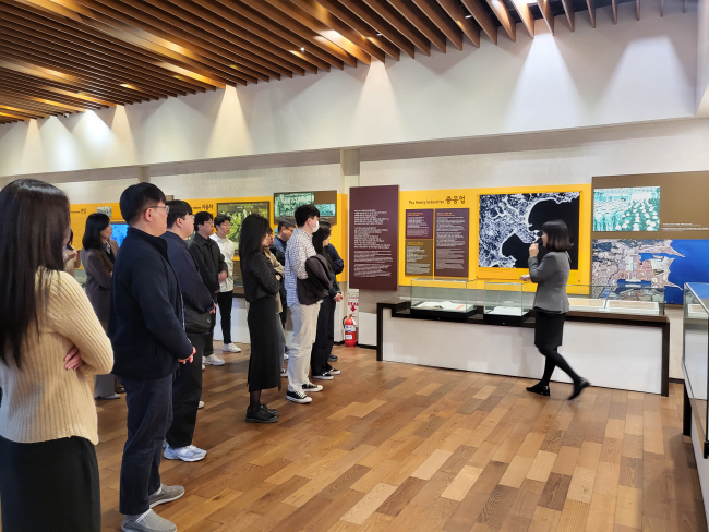 울산시청 공무원들이 지난 22일 울산 동구 HD현대중공업 문화관에서 HD현대중공업 성장과정을 듣고 있다.  울산시청 제공