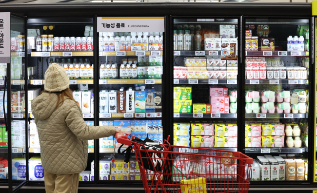 통계청 분석 결과, 올해 3분기 국내 가구의 처분가능소득은 평균 397만 원으로 전년 동기보다 3.1% 늘었지만, 가공식품과 외식비가 각각 6.3%와 5.4% 올랐다. 사진은 27일 서울 시내의 한 대형마트에서 한 시민이 장을 보고 있는 모습.  뉴시스