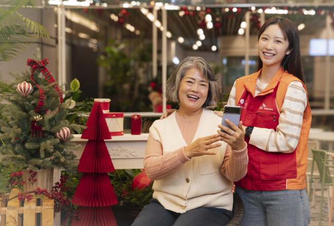 SK텔레콤은 인공지능(AI) 안부 확인 서비스를 통해 지난 1년 동안 취약계층 4063명을 위험 상황에서 도왔다고 28일 밝혔다. 모델들이 해당 서비스를 소개하고 있다.   연합뉴스