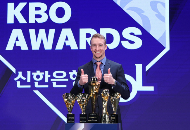 NC 에릭 페디가 지난 27일 서울 웨스틴조선호텔에서 열린 KBO 시상식에서 MVP를 수상한 뒤 기념촬영을 하고 있다.  뉴시스