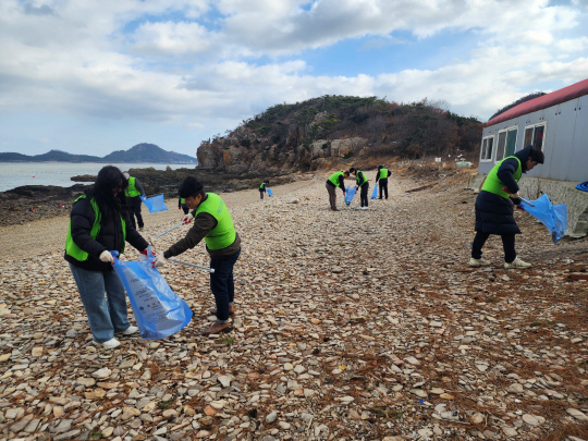 새만금개발청 직원들이 지난 28일 고군산군도 내 신시도 일원에서 환경정화 활동을 펼치고 있다. 새만금개발청 제공