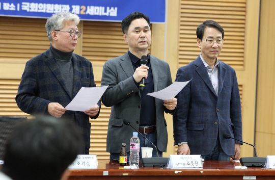 더불어민주당 조응천, 김종민, 이원욱 의원(왼쪽부터)이 지난 26일 국회에서 열린 원칙과 상식 두 번째 민심소통 ‘전문가에게 듣는다’ 시작에 앞서 선거제 등 현안사항과 관련 성명서를 발표하고 있다. 뉴시스