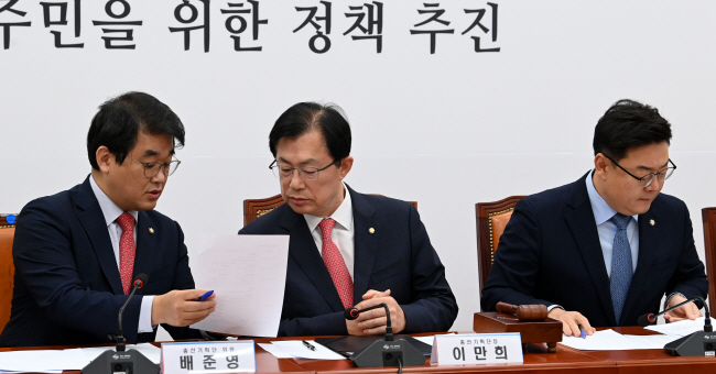 이만희(가운데) 국민의힘 총선기획단장이 29일 오전 열린 총선기획단회의에 참석해 배준영 전략기획부총장과 이야기를 나누고 있다. 오른쪽은 김성원 여의도연구원장. 곽성호 기자