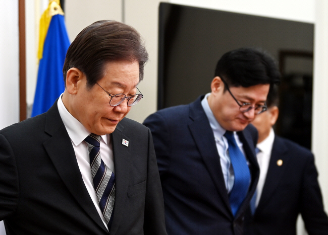 사법리스크 리더십 문제와 선거제 개편안 등을 놓고 비명계 반발에 부딪힌 이재명(왼쪽) 더불어민주당 대표가 29일 오전 서울 여의도 국회에서 열린 최고위원회의에 참석하기 위해 홍익표 원내대표와 함께 자리에 앉고 있다. 박윤슬 기자