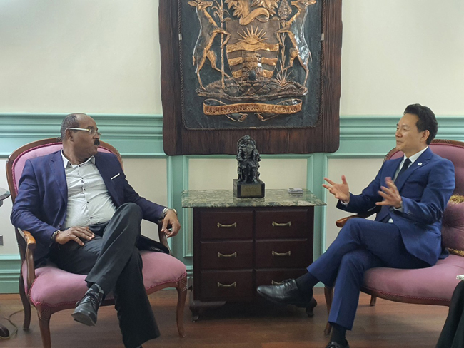 장성민 대통령실 미래전략기획관이 지난해 10월 25일 가스톤 브라운 앤티카바부다 총리 예방하고 있다. 뉴시스