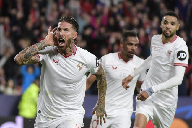 세비야의 세르히오 라모스(왼쪽)가 30일 오전(한국시간) 스페인 세비야의 에스타디오 라몬 산체스 피스후안에서 열린 UEFA 챔피언스리그 B조 5차전에서 전반 24분 선제골을 넣은 후 포효하고 있다.  AFP 연합뉴스