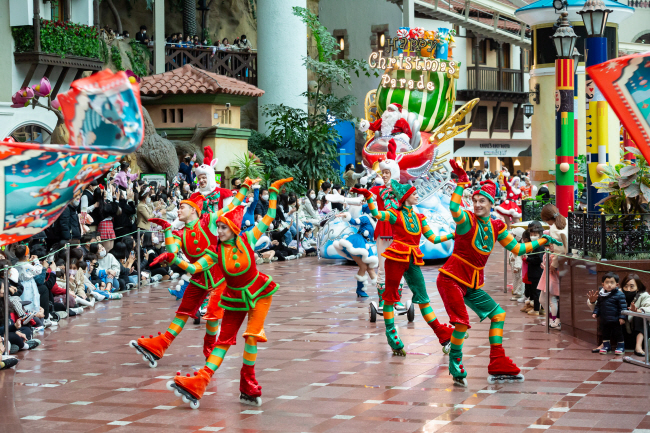 하루 2회 진행하는 ‘해피크리스마스 퍼레이드’에서 산타와 요정으로 분장한 캐릭터들이 행진하는 모습.