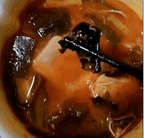 즉석 마라탕에 박쥐 몸체로 추정되는 검정색 이물질이 나온 모습 SNS 캡쳐