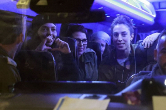 30일 팔레스타인 가자지구에서 풀려나고 있는 이스라엘 인질들의 모습. AFP 연합뉴스