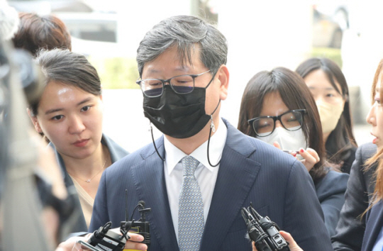 이용구 전 법무부 차관이 지난 3월 9일 서울고법에서 징역 6개월, 집행유예 2년을 선고받은 후 법원을 나서고 있다. 연합뉴스