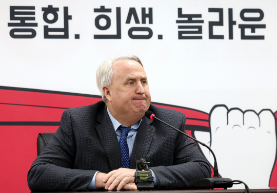 인요한 국민의힘 혁신위원장이 30일 오전 서울 영등포구 여의동 국민의힘 당사에서 열린 ‘국민과 함께 혁신위원회 제11차 전체회의’에 참석해 있다. 뉴시스
