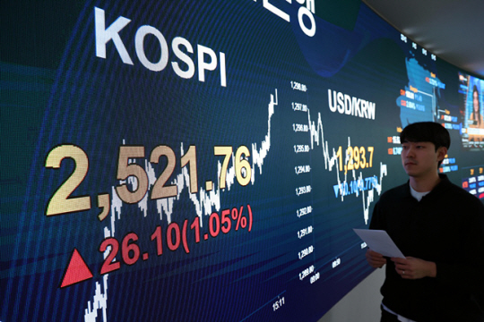 지난 28일 오후 서울 여의도 KB국민은행 스마트딜링룸에서 직원이 업무를 보고 있다. 뉴시스