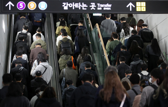 출퇴근 시간에 승객들로 붐비는 김포골드라인의 모습. 뉴시스
