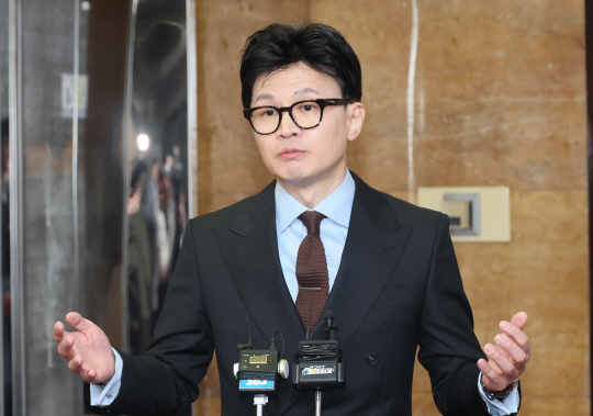 30일 오후 국회를 찾은 한동훈 법무부 장관이 취재진 질문에 답하고 있다. 연합뉴스