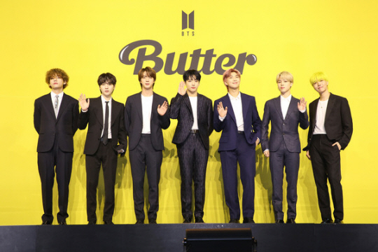 <YONHAP PHOTO-1846> 녹지 않는 ‘버터’, BTS 빌보드 8위         (서울=연합뉴스) 그룹 방탄소년단(BTS) ‘버터’가 23일(현지시간) 공개된 빌보드 ‘핫 100’ 차트에서 8위를 기록하며 13주째 10위권을 지켰다. 사진은 방탄소년단. 2021.8.24 [빅히트뮤직 제공. 재판매 및 DB 금지]      photo@yna.co.kr/2021-08-24 11:02:17/<저작권자 ⓒ 1980-2021 ㈜연합뉴스. 무단 전재 재배포 금지.>