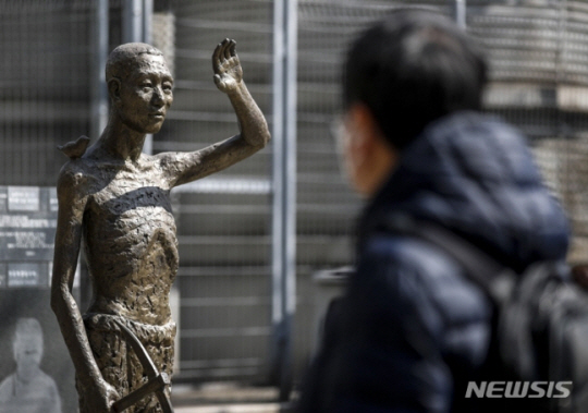 강제징용 노동자상. 뉴시스.