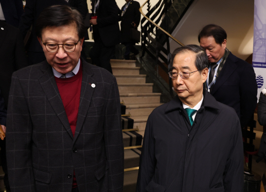 박형준 부산시장(왼쪽부터), 한덕수 국무총리, 최태원 대한상의 회장이 지난 28일 오후(현지시간) 프랑스 파리 외곽 팔레 데 콩그레에서 열린 제173차 국제박람회기구(BIE) 총회에서 2030년 세계박람회 개최지 선정 투표결과 부산이 탈락한 뒤 회의장을 떠나고 있다. 연합뉴스