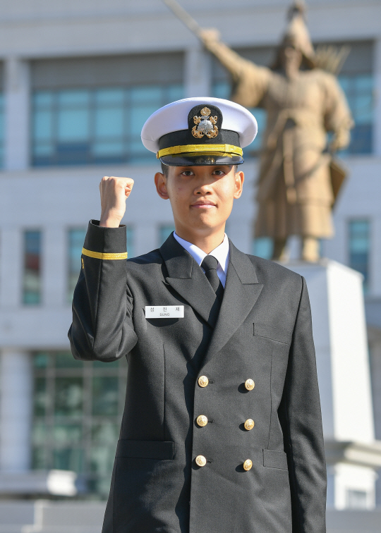 육·해·공 3대 군 가족으로 30일 임관한  성진제 해군소위. 해군 제공