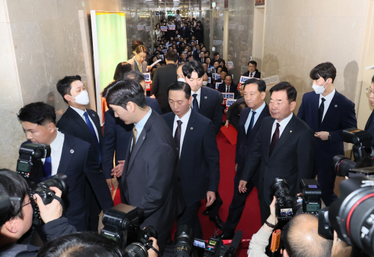 김진표 국회의장이 30일 오후 국회의장실 앞에서 연좌농성 중인 국민의힘 의원들을 지나 본회의장으로 향하고 있다. 연합뉴스
