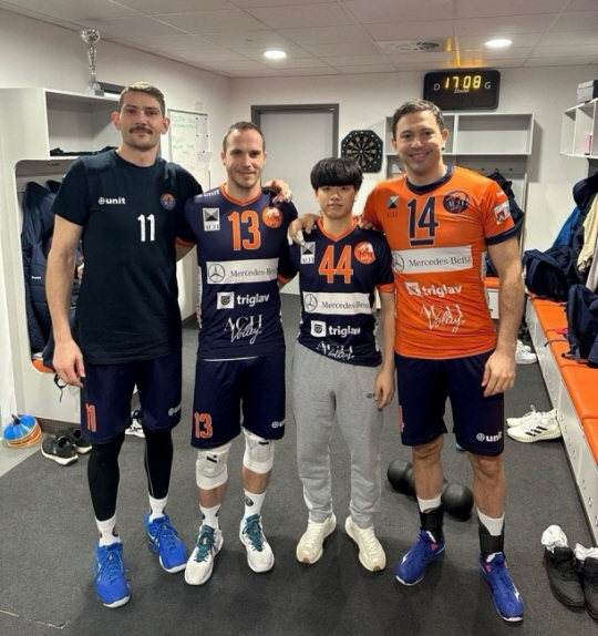 V리그 남자부 대한항공은 30일 리베로 송민근(왼쪽 세 번째)이 이번 시즌 슬로베니아 명문 ACH 발리 류블랴나에서 임대선수로 뛴다고 밝혔다. 사진은 류블랴나의 주전 리베로인 야니 코바치치(왼쪽 두 번째) 등 동료 선수와 함께 기념 사진을 찍은 모습. 대한항공 점보스 제공