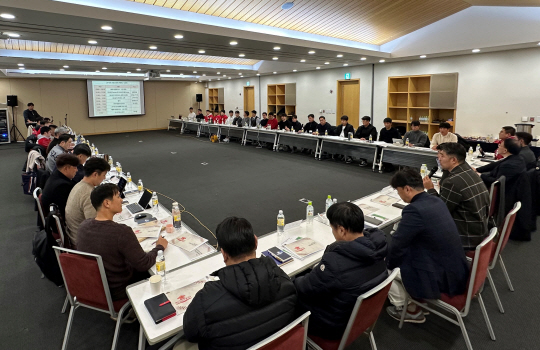 SSG 코칭스태프와 프런트가 29일 인천 연수구 송도컨벤시아에서 ‘2024시즌 대비 전력 강화 세미나’를 진행하고 있다. SSG 제공