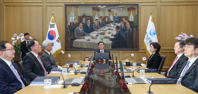 이창용(가운데) 한국은행 총재가 30일 오전 서울 중구 한은 본점에서 열린 올해 마지막 금융통화위원회 통화정책방향 결정 회의를 주재하고 있다. 사진공동취재단