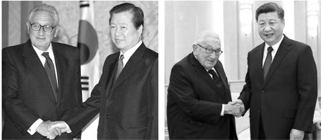 왼쪽 사진부터1998년 방한 당시 키신저 전 장관이 김대중 대통령과 악수하고 있다. 키신저 전 장관이 올해 7월 중국 베이징 인민대회당에서 시진핑 중국 국가주석을 만나 악수하고 있다.AFPAP연합뉴스