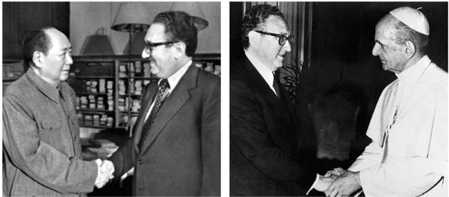 왼쪽 사진부터 헨리 키신저 전 미국 국무장관이 1973년 중국 베이징에서 마오쩌둥 중국 국가주석과 악수하고 있다. 키신저 전 장관이 1974년 바티칸에서 바오로 6세 교황과 손을 잡고 이야기를 나누고 있다.AFPAP연합뉴스