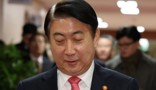 이동관 방송통신위원장이 1일 오전 서울 종로구 정부서울청사에서 열린 임시 국무회의에 참석하고 있다. 뉴시스